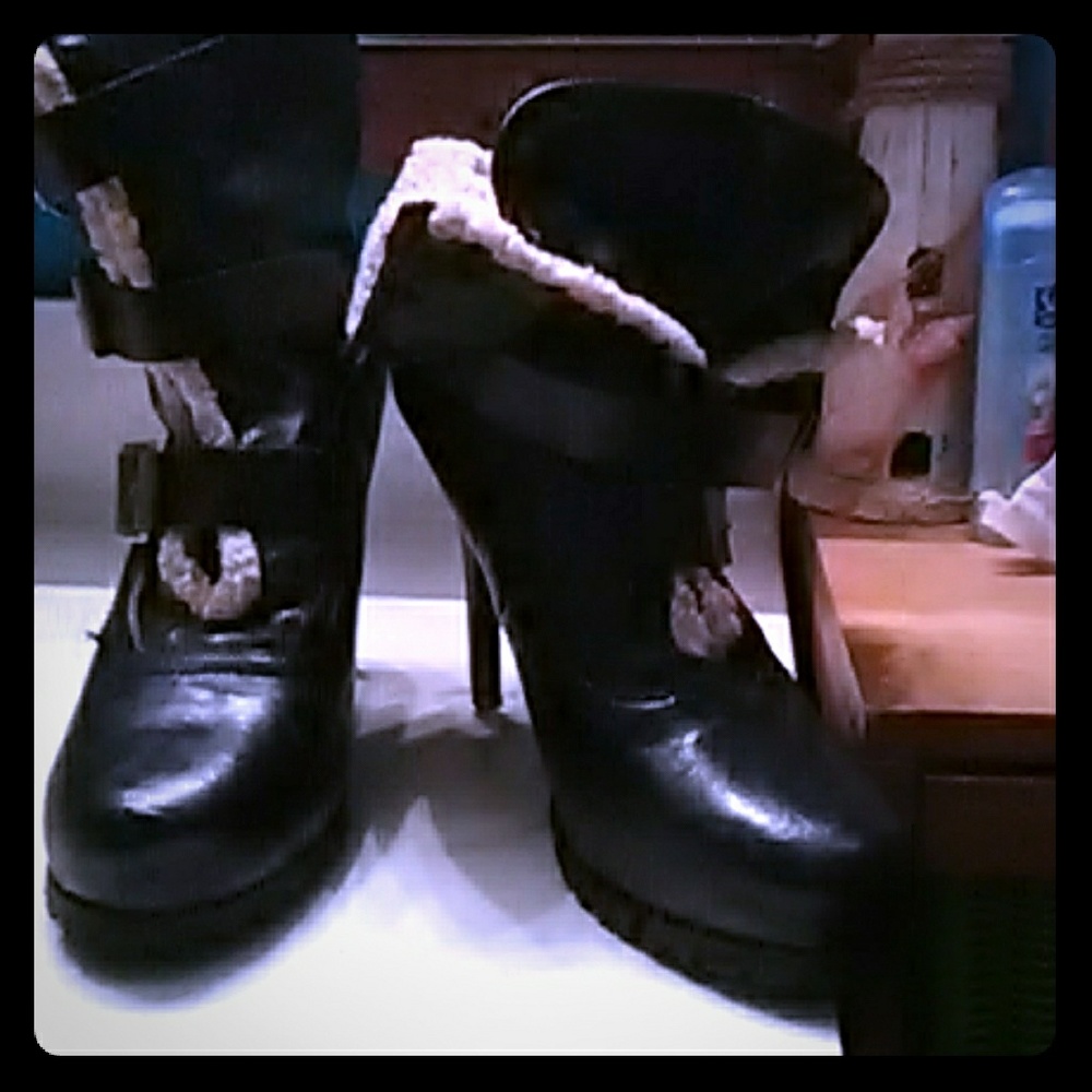Simply vera wang size 8.5 black faux fur booties